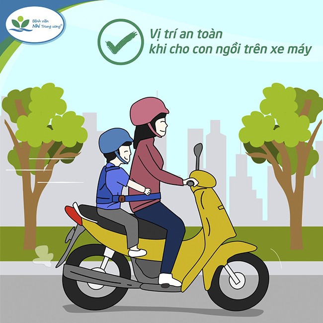 Vị trí an toàn hơn cả là cho trẻ ngồi sau lưng người lái và có địu/dây đai chằng chắc chắn nối bé với người lái. Tuyệt đối không để trẻ ngồi ở yên sau một mình mà không có vật giữ cố định.
