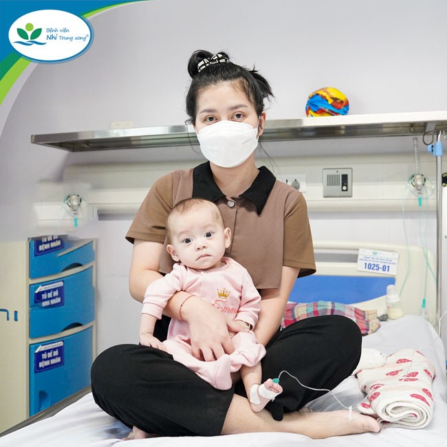 2 mẹ con bé P.S hạnh phúc chờ ngày bé bình phục được ra viện