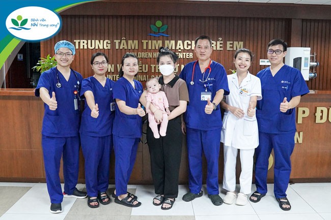 Hai mẹ con bé P.S chụp ảnh lưu niệm cùng các y bác sĩ Trung tâm Tim mạch – Bệnh viện Nhi Trung ương. Ảnh: Bệnh viện Nhi Trung ương