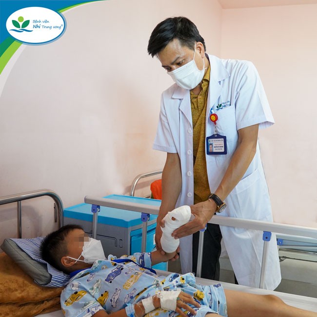 ThS.BS Nguyễn Vũ Hoàng khám lại cho trẻ sau phẫu thuật. Ảnh: Bệnh viện Nhi Trung ương