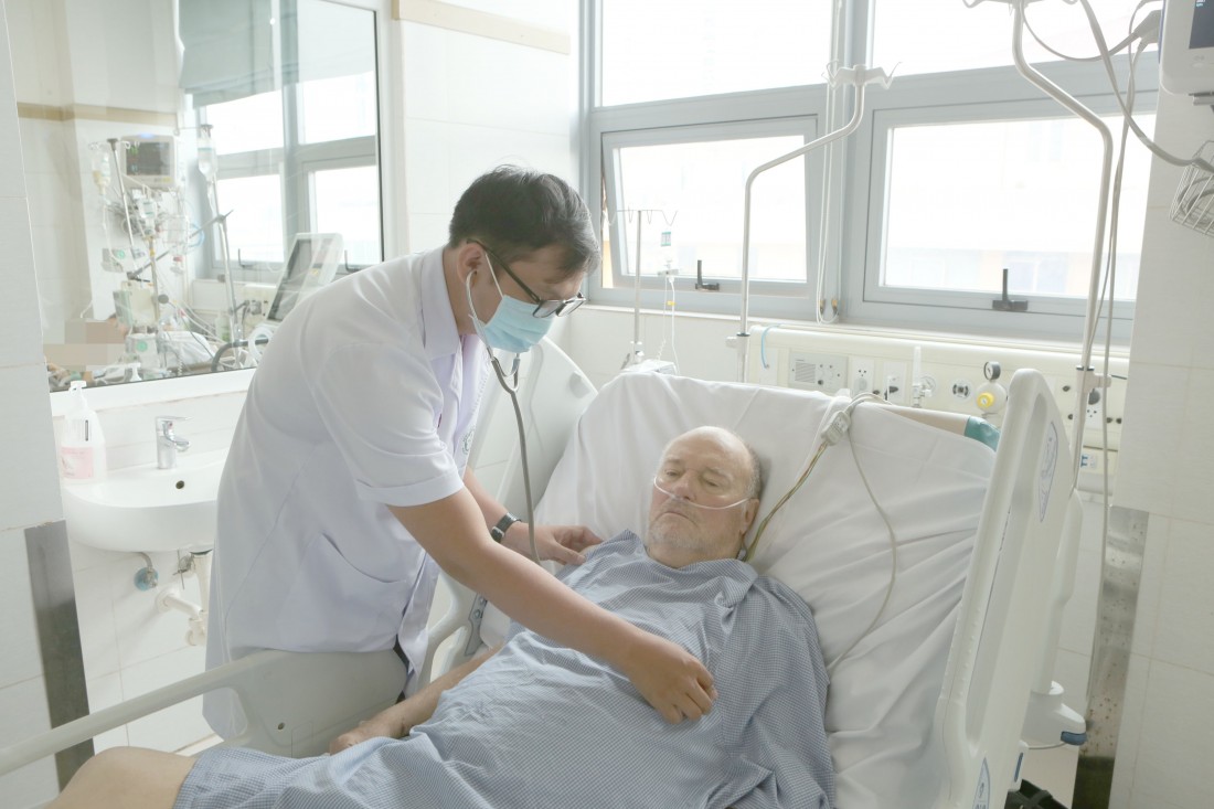 BS Bá Cường kiểm tra, thăm khám cho bệnh nhân trước khi được chuyển viện 