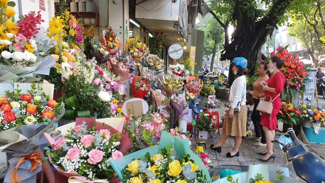  Nhiều cửa hàng hoa lạc quan về nhu cầu của người dân trong dịp Ngày Phụ nữ Việt Nam 20/10 năm nay. Ảnh minh họa