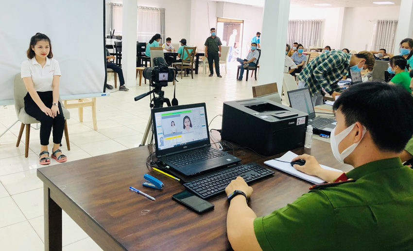 Lực lượng Công an thu nhận thông tin cấp thẻ Căn cước công dân gắn chíp cho người dân để phục vụ việc cấp tài khoản định danh điện tử. 
