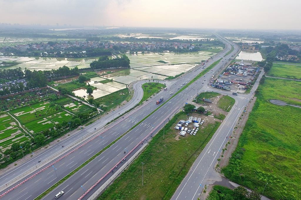 Đoạn đầu đường Trường  Sa (ở huyện Đông Anh) được thiết kế đường gom rộng rãi. Đây là một trong những con đường đẹp và hiện đại của Thủ đô.