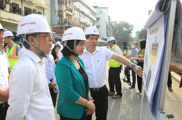 Phó Bí thư Thường trực Thành ủy Hà Nội Nguyễn Thị Tuyến nghe Ban Quản lý Đường sắt đô thị thành phố Hà Nội báo cáo tiến độ triển khai ga S11. Ảnh: Trọng Đoàn.