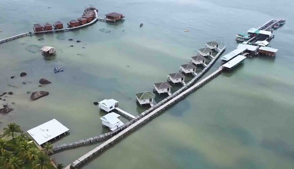 Công trình bungalow xây dựng trái phép trên biển Phú Quốc. 
