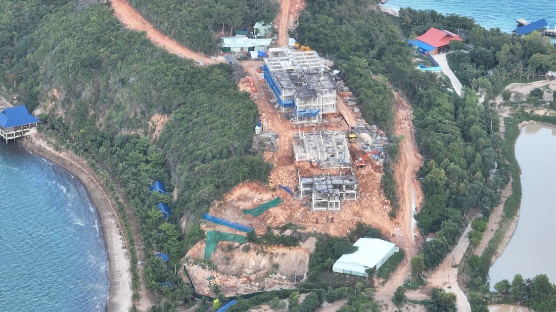 Quá trình thi công dự án, một số rừng nguyên sinh bị chặt phá, đất đá bị đào sới, san lấp để tạo mặt bằng. Ảnh: Lao Động