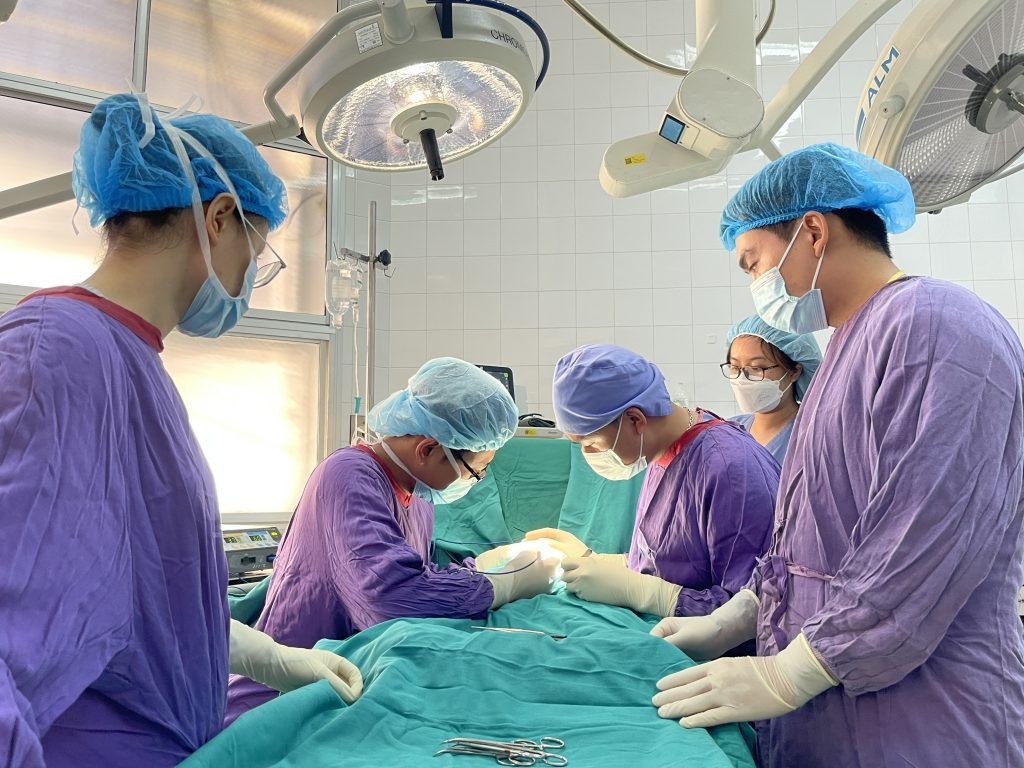 Các bác sĩ tiến hành phẫu thuật cho bệnh nhi. Ảnh: BVCC
