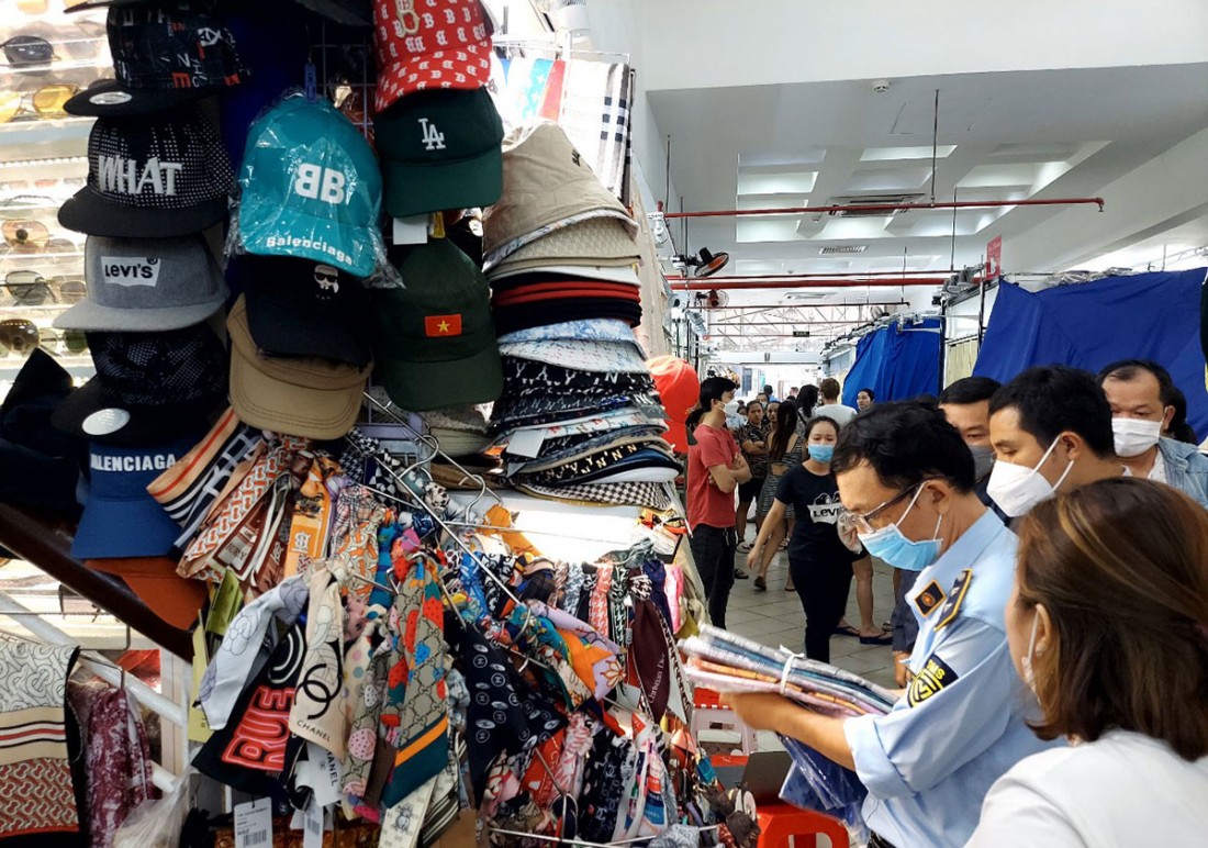 Lực lượng chức năng làm việc với đại diện các kios bán hàng có dấu hiệu vi phạm (Ảnh: Tổng cục Quản lý thị trường)