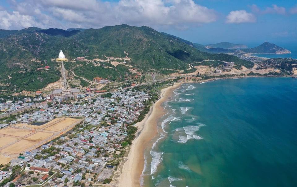 Một góc ven biển huyện Phù Cát.