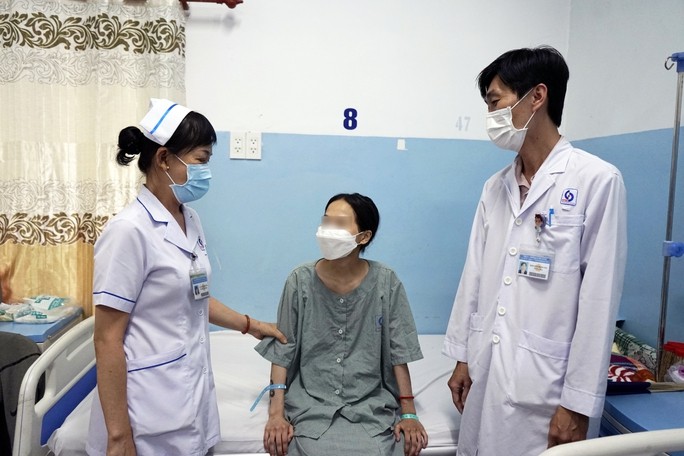 Ngày xuất viện, nữ bệnh nhân vui mừng cảm ơn bác sĩ đã giải thoát mình khỏi khối u khổng lồ trong bụng thời gian qua.