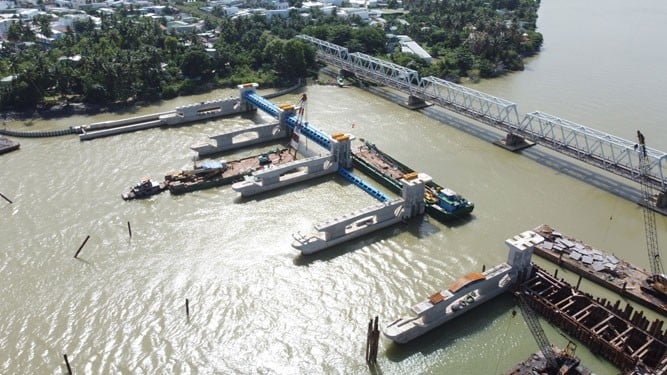 Công trình thi công đập ngăn mặn trên sông Cái đang chậm tiến độ.