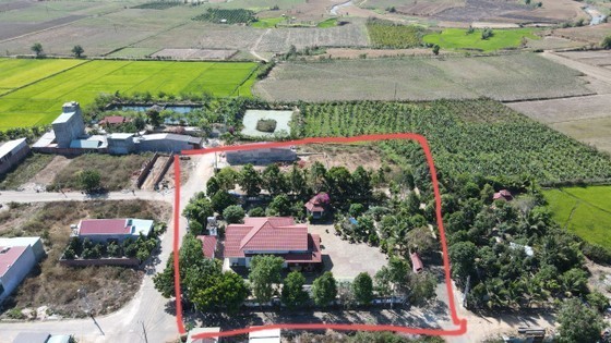 Khu đất tại 4 con đường là Nguyễn Lân, Lê Thị Riêng, Thoại Ngọc Hầu và Hồ Văn Huê (TP Kon Tum) là một trong nhiều khu đất có dấu hiệu vi phạm. Ảnh: Sài Gòn giải phóng
