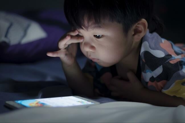 Trẻ mắc hội chứng Tic gia tăng do xem tivi, sử dụng điện thoại nhiều