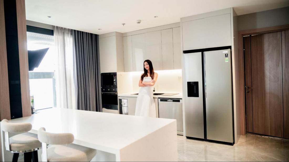 Không gian bếp sang trọng tại penthouse của HH Lương Thùy Linh. 