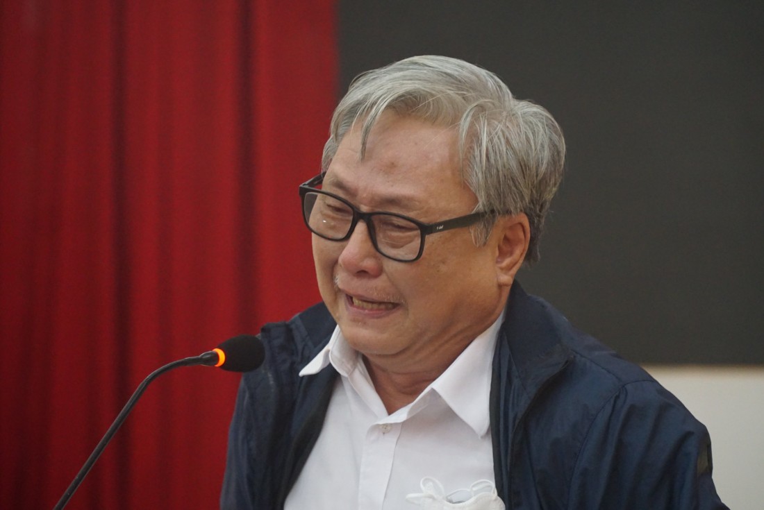 Trước các phụ huynh, thầy Hiệu trưởng gửi lời xin lỗi và nhận trách nhiệm cao nhất.