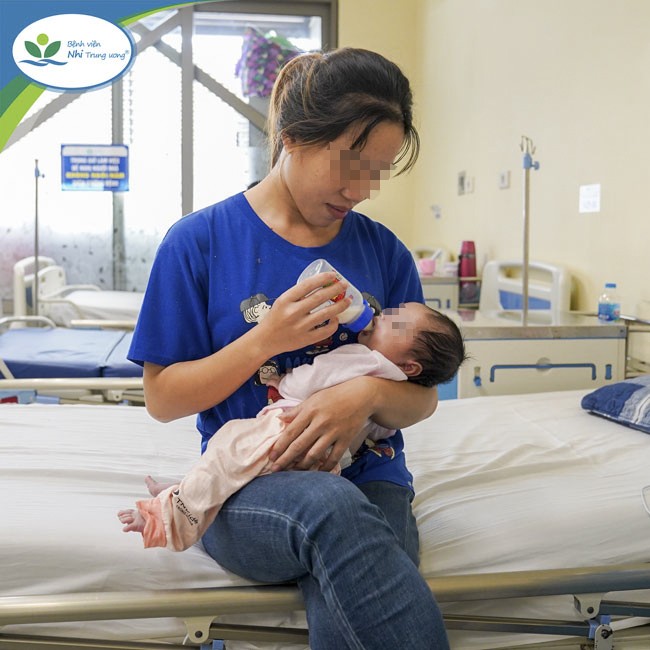 con yêu giờ đây đã tự bú được sữa mà không cần đến ống sonde hỗ trợ