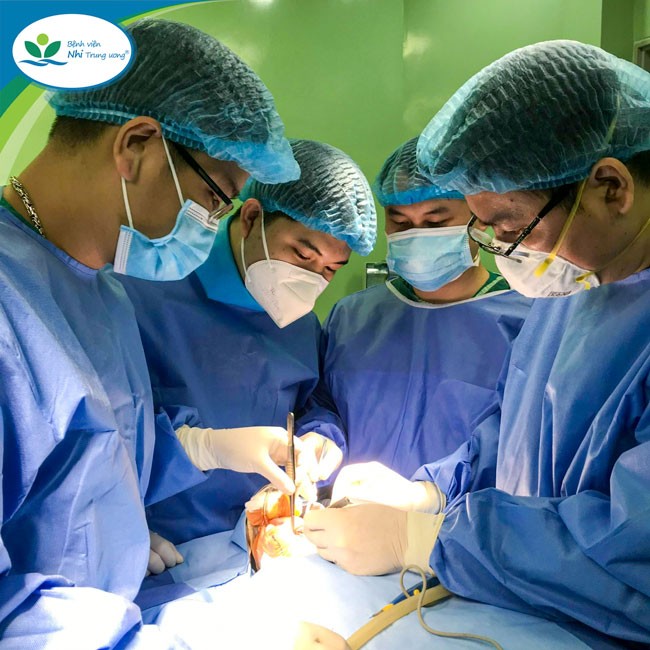 Các bác sĩ khoa Sọ mặt và Tạo hình đang thực hiện phẫu thuật tạo hình cho trẻ. Ảnh: Bệnh viện Nhi Trung ương