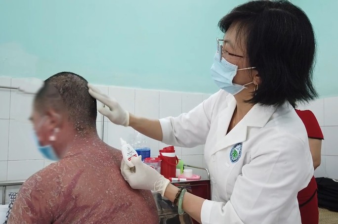 Bác sĩ BV Da liễu TP.HCM thăm khám và điều trị cho bệnh nhân mắc bệnh vảy nến. Ảnh: BVCC