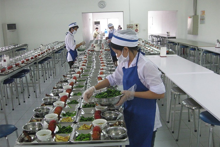 Tăng cường biện pháp bảo đảm an toàn thực phẩm đối với bếp ăn tập thể. Ảnh minh họa