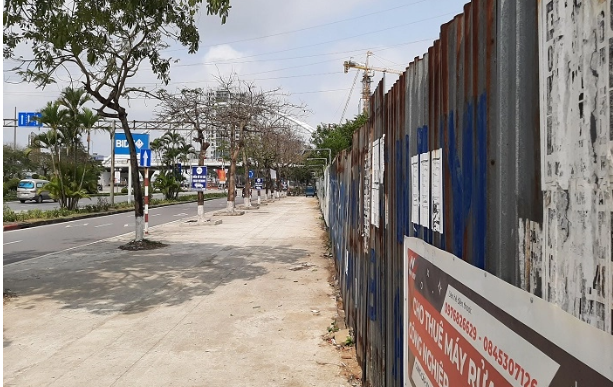Lô đất 9.165 m2 được quây tôn bảo vệ, còn dự án chậm triển khai.