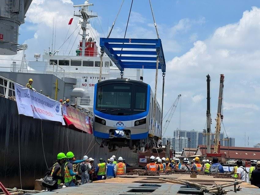 Tàu metro số 1 đang được cẩu xuống đường ra depot Long Bình (TP.Thủ Đức). Ảnh: Báo Người lao động