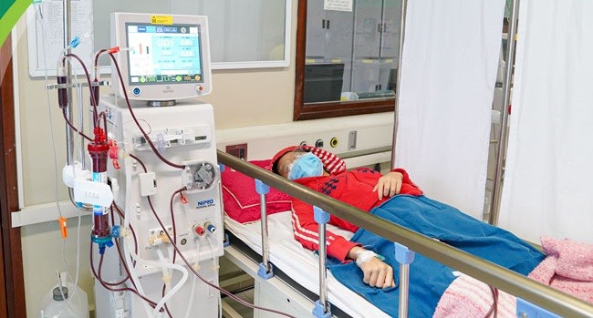 Bệnh nhi được chạy thận nhân tạo ngay trong đêm nhập viện. Ảnh: Bệnh viện Nhi trương ương