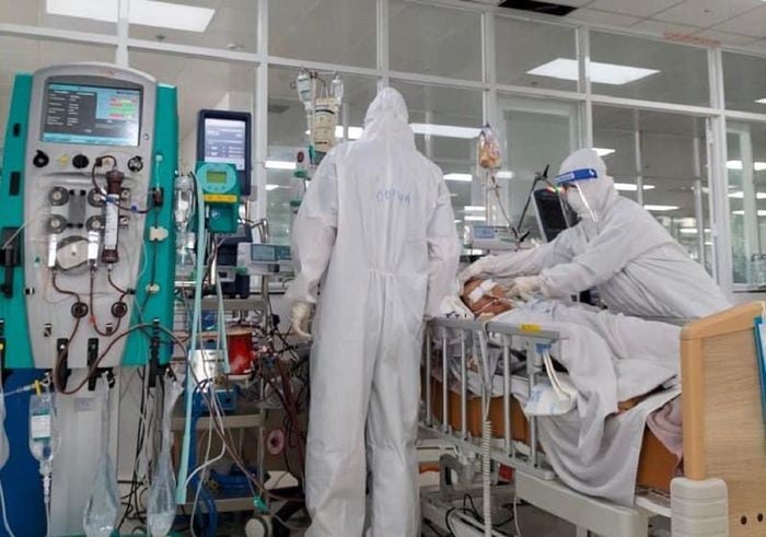 Gần 5.800 ca COVID-19 nặng đang điều trị