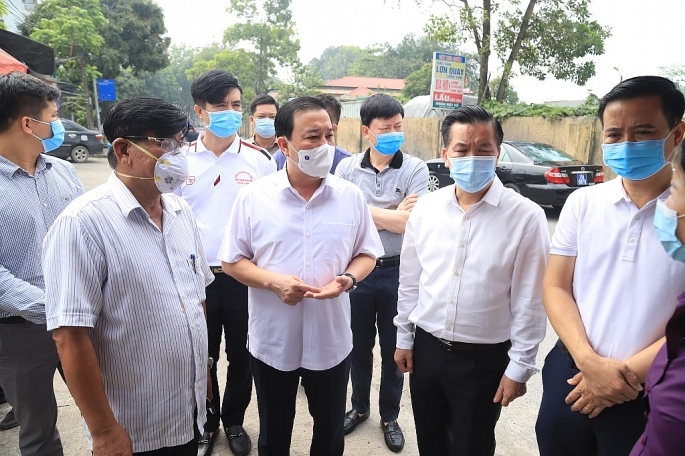 Phó Chủ tịch UBND Thành phố Chử Xuân Dũng kiểm tra thực tế tại điểm cách ly thông Trung, xã Việt Hùng, huyện Đông Anh (ảnh T.T)