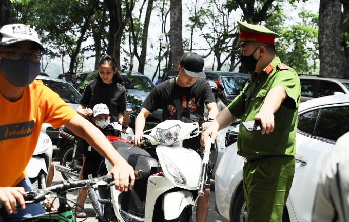 Nhằm tăng cường công tác phòng, chống dịch Covid -19, Công an quận Hoàn Kiếm đã thay mặt Ban chỉ đạo phòng chống dịch của quận chỉ đạo UBND các phường thành lập các tổ công tác tuyên truyền và xử phạt các trường hợp không đeo khẩu trang trên địa bàn công cộng, tập trung xung quanh hồ Hoàn Kiếm và các vườn hoa công viên. 