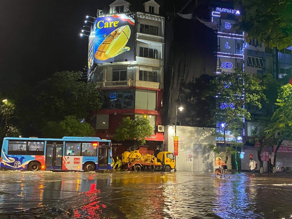 Nhiều tuyến phố Hà Nội ngập nặng vì mưa lớn