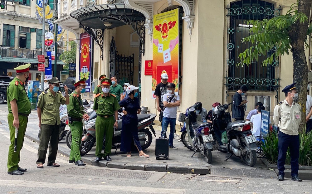 Hà Nội mỗi ngày xử phạt hơn 200 trường hợp không đeo khẩu trang, vi phạm phòng chống dịch Covid-19
