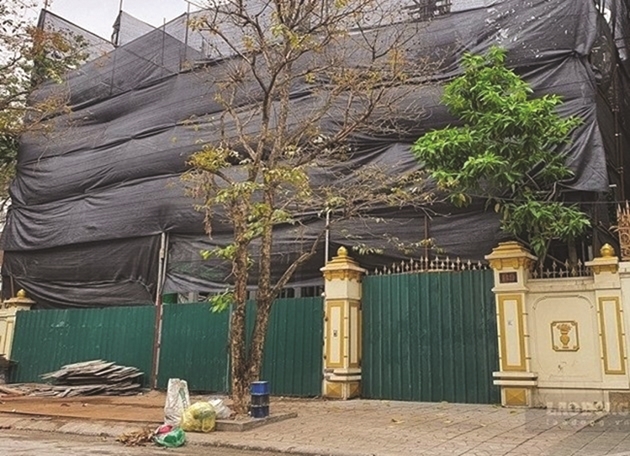Công trình vi phạm TTXD đô thị tại số 9, nhà B Khu biệt thự 5,2ha đang bị đình chỉ nhưng vẫn thi công. Ảnh: Trần Quý