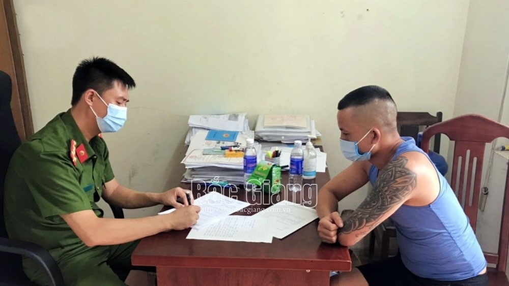 Đối tượng Lương Văn Tiến tại Cơ quan cảnh sát điều tra Công an huyện Yên Dũng. Ảnh: Xuân Thanh