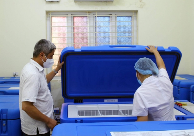 Thứ trưởng Nguyễn Trường Sơn kiểm tra bảo quản vaccien (ảnh TL).
