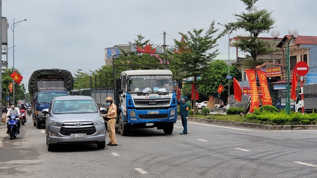 Cơ quan chức năng kiểm tra giấy tờ liên quan của người lái xe tại chốt kiểm soát.