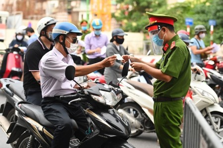 Khi vận hành các chốt, vùng 1, 2, 3 thì Thành phố sẽ tiến hành theo cách linh hoạt, chủ yếu kiểm tra, nhắc nhở, đồng thời từ thực tế việc lưu thông của người dân theo giấy đi đường mới sẽ đánh giá, phân tích để đưa ra biện pháp tối ưu.  Người dân, doanh n