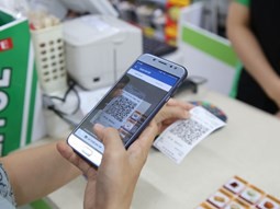 Thanh toán không dùng tiền mặt góp phần hạn chế lượng tiền mặt trong lưu thông hàng hóa, giảm thiểu chi phí xã hội, mở rộng không gian, rút ngắn thời gian cho quá trình bán và mua hàng hóa, dịch vụ. (Ảnh minh họa: Internet)