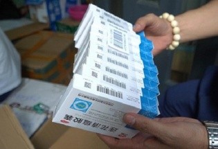 Lực lượng chức năng phát hiện kho thuốc điều trị COVID-19 nhập lậu. Ảnh: NLĐ