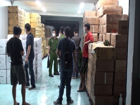 Lực lượng chức năng phát hiện kho thuốc điều trị COVID-19 nhập lậu. Ảnh: NLĐ