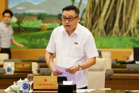 Tổng Kiểm toán Nhà nước Trần Sỹ Thanh báo cáo tại phiên họp. Ảnh: Quochoi.vn