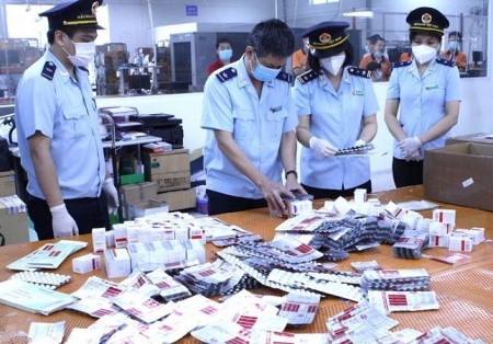 Lực lượng Hải quan thu giữ hơn 60.000 viên thuốc điều trị COVID-19. Ảnh: Tổng cục Hải quan