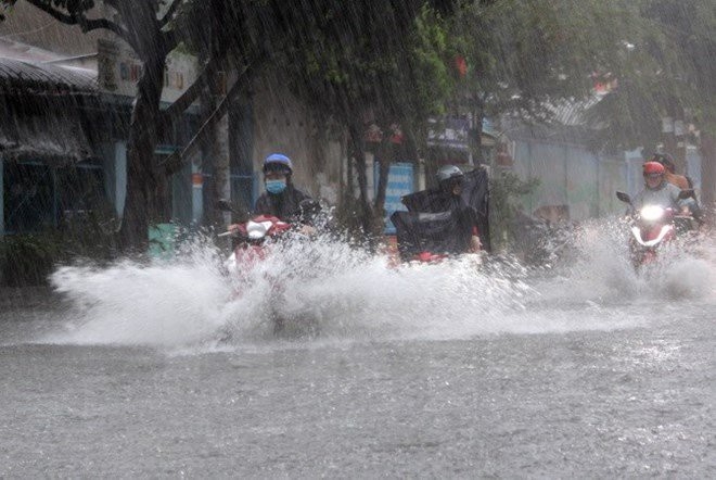 Thời tiết miền Bắc không còn nắng nóng, đêm có mưa rào và dông. Miền Nam nắng nóng tiếp tục kéo dài. Ảnh: Int