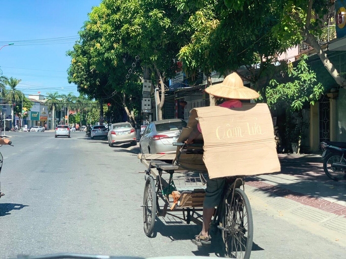 Miền Trung nắng nóng gay gắt, có khả năng kéo dài đến khoảng ngày 24-25/8; chiều tối có mưa và dông rải rác. Một số khu vực chỉ số tia cực tím (UV) đạt cực đại trong ngày.