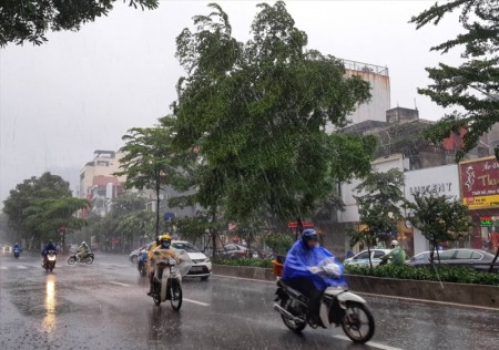 Trung Bộ và Nam Bộ cảnh báo mưa lớn kèm lốc, sét, mưa đá và gió giật mạnh.