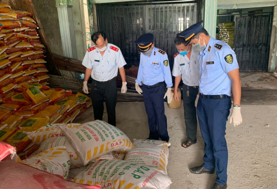 Lô phân bón có nhãn không đủ nội dung theo quy định, chưa xuất trình hóa đơn, trị giá hàng hóa hơn 108 triệu đồng. (Ảnh: Cục QLTT An Giang)