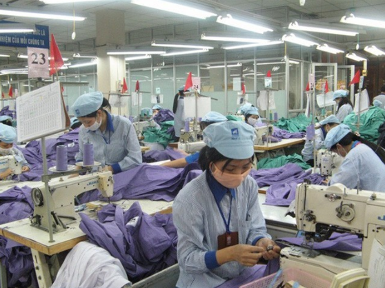 Cộng đồng doanh nghiệp mong sớm ban hành thêm nhiều tiêu chuẩn cụ thể, như công tác sàng lọc, xét nghiệm COVID-19 và xác nhận cho người lao động. (Ảnh minh họa: PLO)