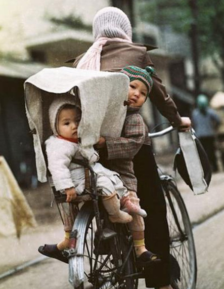 Những ánh mắt ngây thơ mở to theo mẹ đi làm, đi sơ tán trong chiến tranh