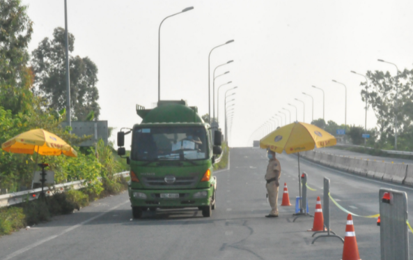Các chốt kiểm soát hơn 15.000 lượt người, yêu cầu 1.490 lượt phương tiện quay đầu.
