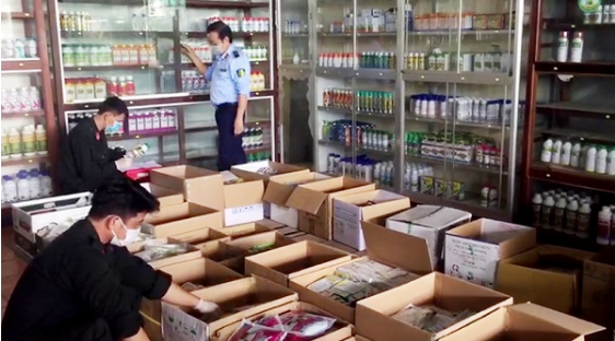 Tổ công tác kiểm tra tạm giữ số hàng không hóa đơn chứng từ chứng minh nguồn gốc tại cửa hàng Thành Phê.
